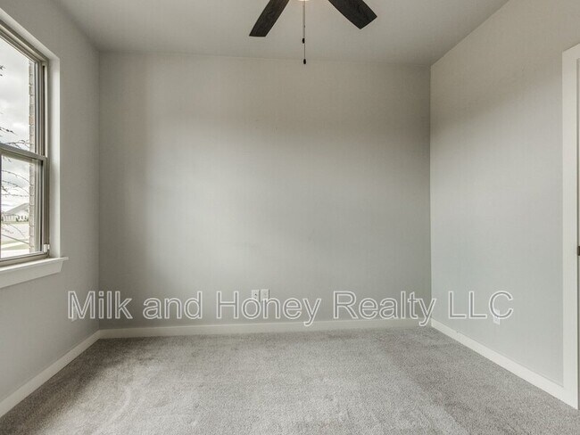 Foto del edificio - 14525 Rochefort Ln