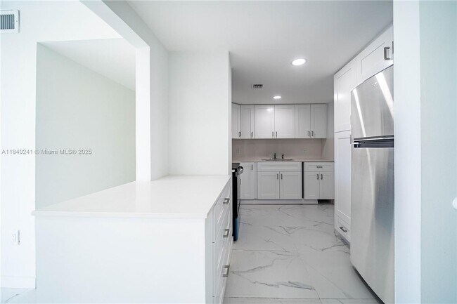 Foto del edificio - 2500 NE 135th St