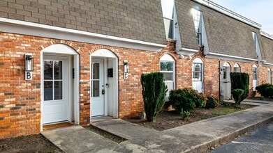 Building Photo - 100 Lynn Cir