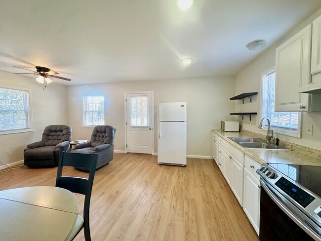 Foto del edificio - Fully Furnished Studio just off Highway 58