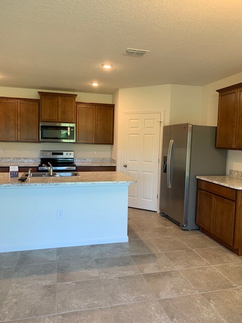 Photo - 2617 Granville Mnr SW House