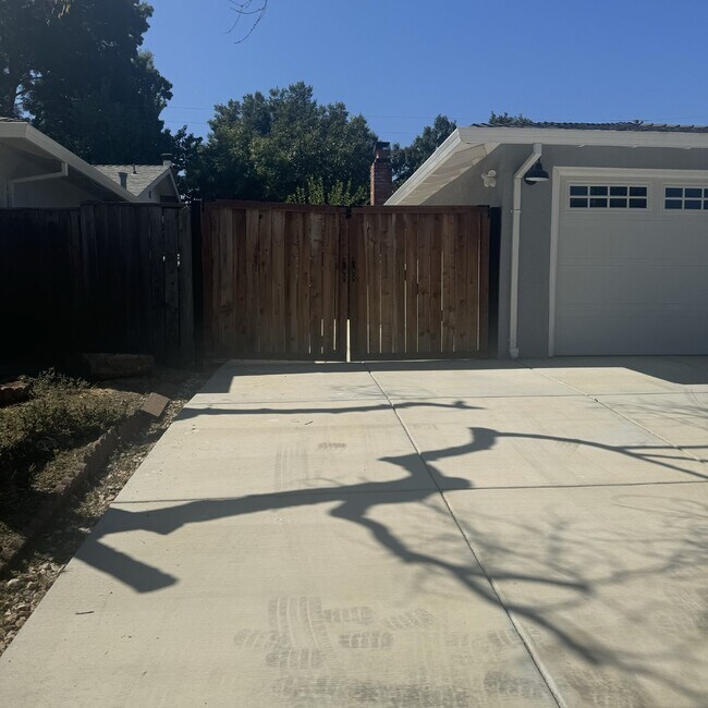 Building Photo - Remodeled top to bottom