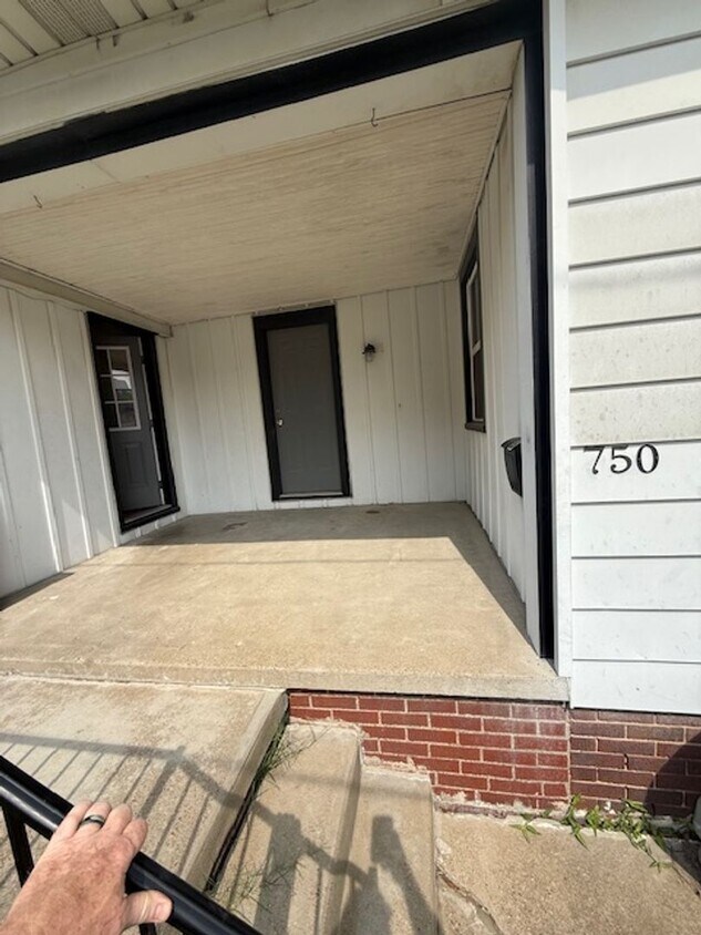 Primary Photo - 750 E Delaware St