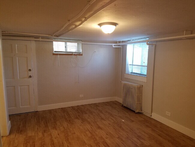 Foto del edificio - 1 Bed 1 Bath Mayfair Apartment With Garage in Denver! Available Now!
