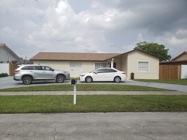 Building Photo - 4301 SW 135th Ave