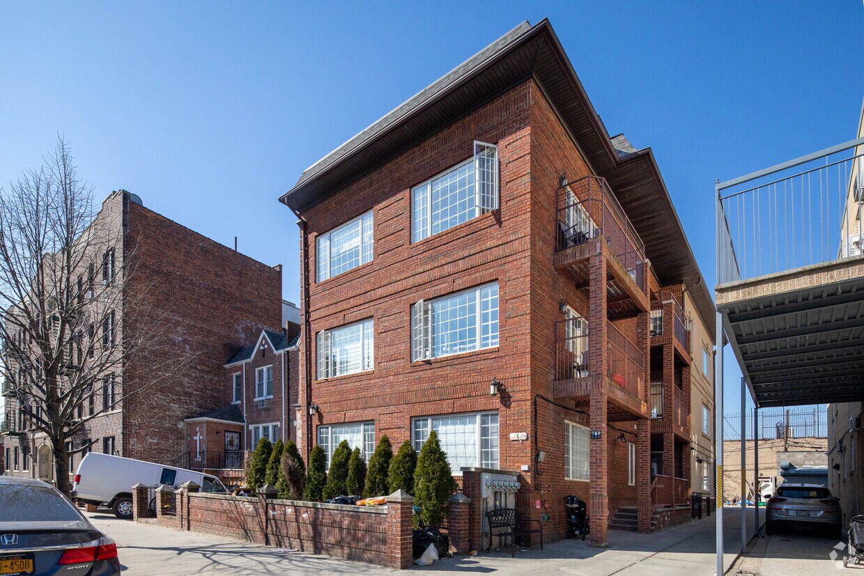 Foto principal - 768 E 2nd St