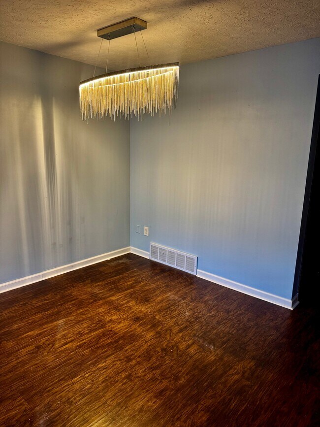 Foto del edificio - 3265 Mayfield Rd