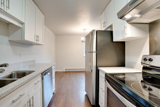 Building Photo - 1 Bed/1 Bath Condo w/ A/C on Echo Lake, Sh...