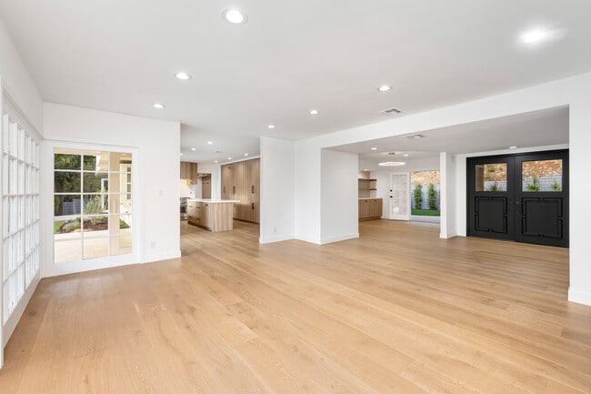 Building Photo - 4620 Encino Ave