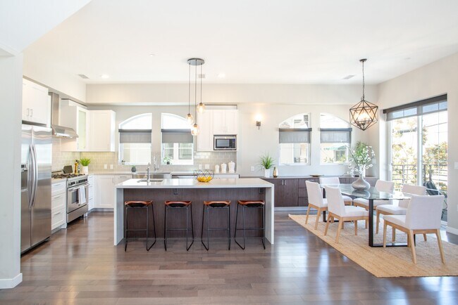 Foto del edificio - Spacious & Stunning Luxury 4bed/4bath Town...