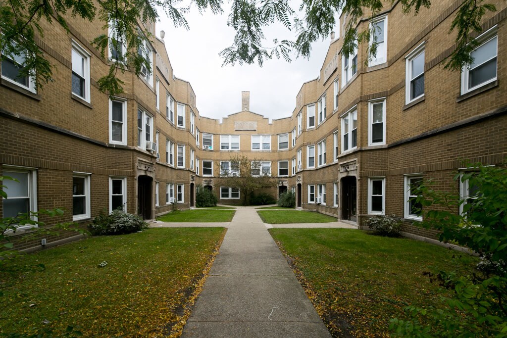 Primary Photo - 4830 W Addison St