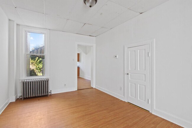 Building Photo - Spacious 5 Bedroom, 1 Bath Home!