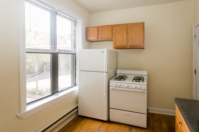 Building Photo - 731 W Barry Ave