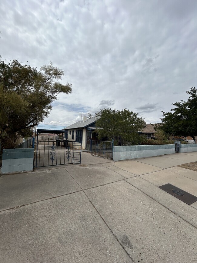 Foto del edificio - 1311 Edith Blvd SE