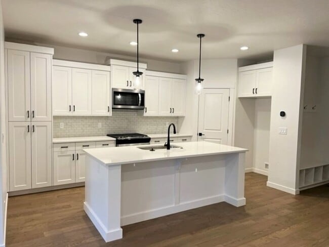 Building Photo - Brand new 3 bed 2.5 bath home just off Lak...