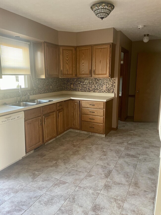 Building Photo - 5641 London Dr
