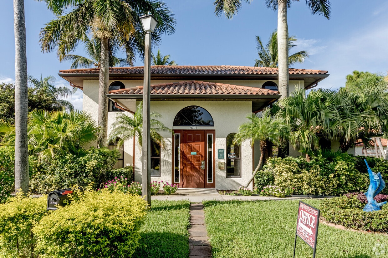 Crystal Lake Townhomes Apartments in Stuart, FL