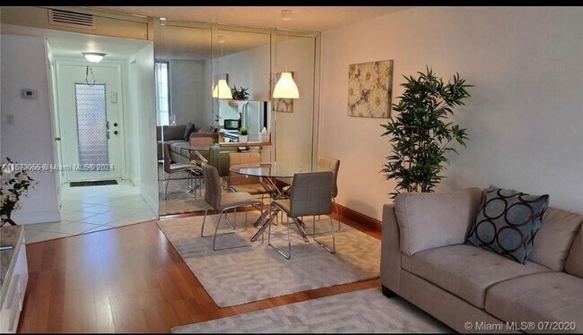 Foto del edificio - 8200 Sunrise Lakes Blvd