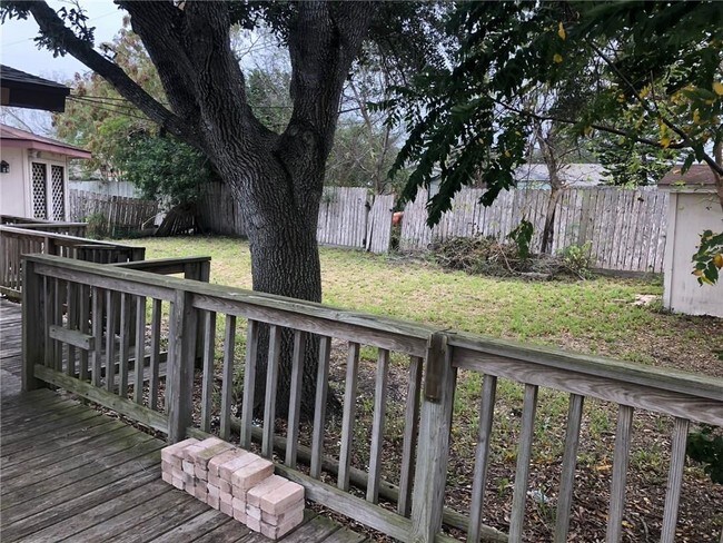 Foto del edificio - 817 Crestview Dr