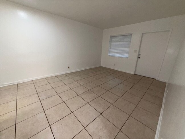 Foto del interior - $995 Deposit w/ approved credit on this Great Neighborhood and Location - WASHER and DRYER IN UNIT!