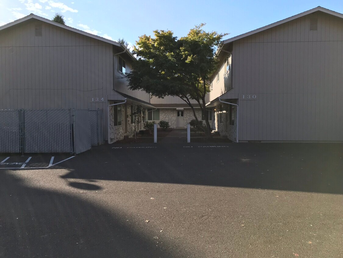 Foto principal - 130-134 NE Conifer Blvd