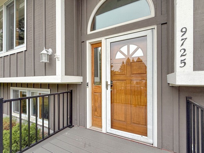 Building Photo - 9725 Pallisades Cir