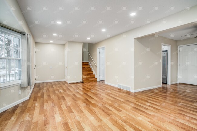 Foto del edificio - Move in mid-April