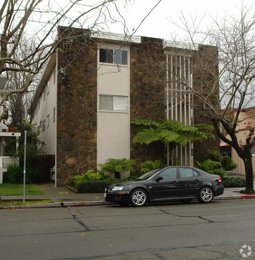 Building Photo - 611 B St