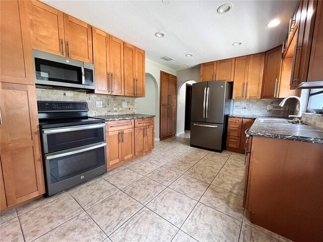 Building Photo - 600 S Parkview Ave