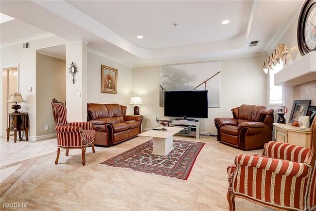 Building Photo - 5 br, 3 bath Townhome - 1208 Mackay Ln