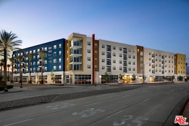 Building Photo - 10568 Gateway Prom