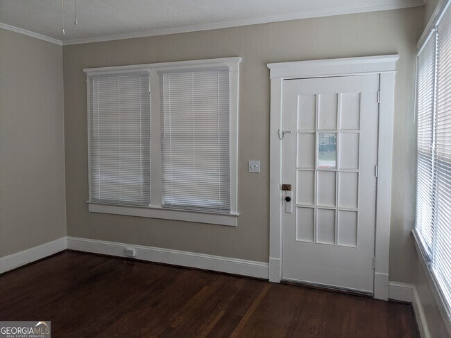 Building Photo - 1802 Temple Ave