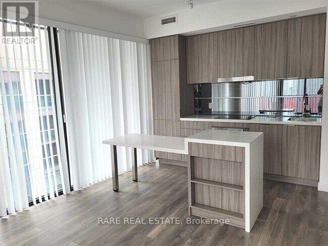 Photo du bâtiment - 215 Queen St W