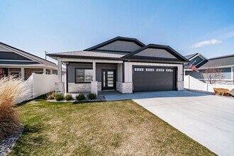 Building Photo - 445 Glade Lp