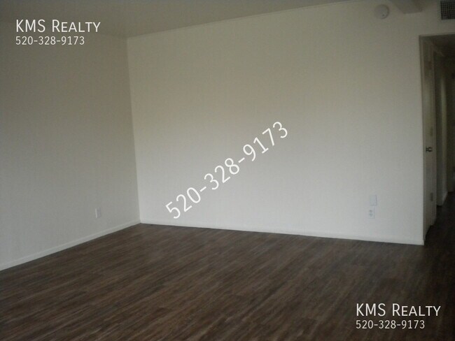 Building Photo - 2 Bedroom 1 Bath- 9161 E Broadway Blvd Uni...