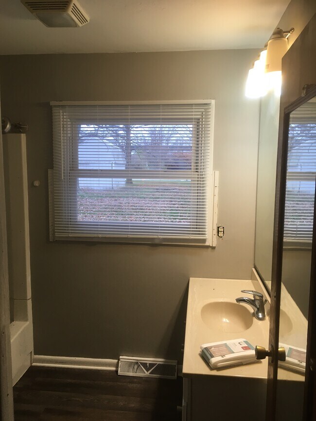 Bathroom - 10520 N Delaware St