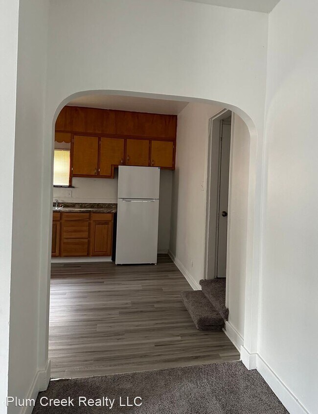 Building Photo - 3 br, 1 bath House - 657 Grove Street