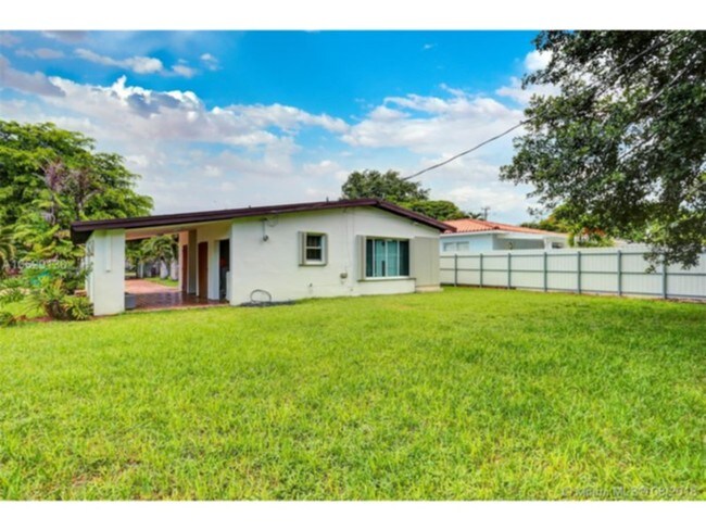 Building Photo - Location! Location! Quiet Street! Must see!
