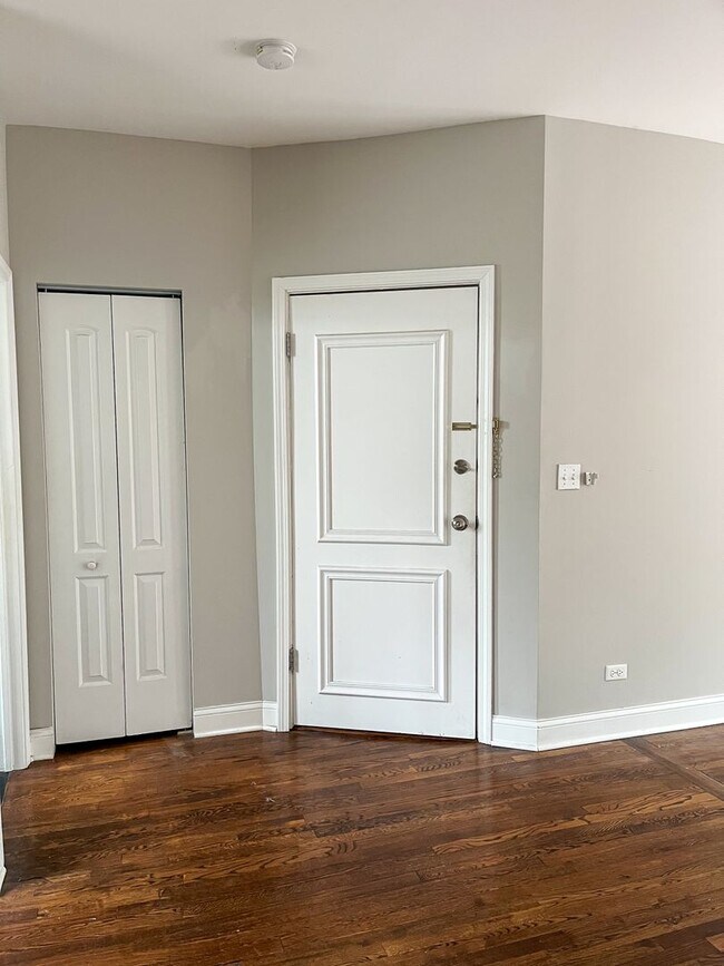 Foto del edificio - Ravenswood Manor - 1 Bed / 1 Bath Condo - In Unit Laundry - Heat Included