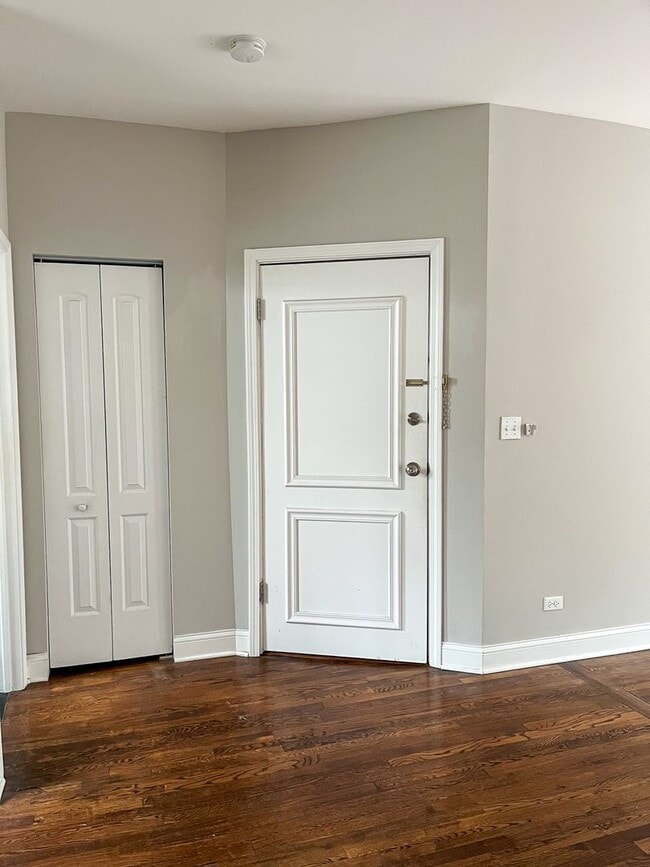Building Photo - Ravenswood Manor - 1 Bed / 1 Bath Condo - In Unit Laundry - Heat Included