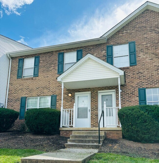 Building Photo - 4 Bedroom 2.5 Bath Townhouse