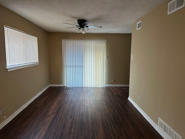 Foto del edificio - 1712-1714 N Travis St, Sherman