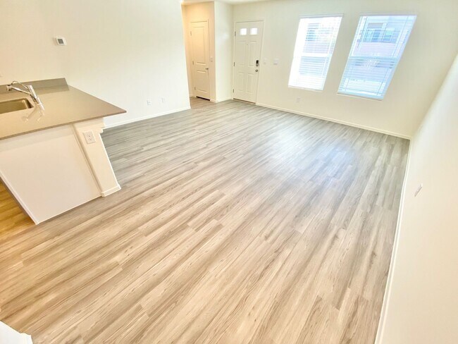 Building Photo - STUNNING LIKE NEW TOWNHOME 3 BEDROOM / 2.5...