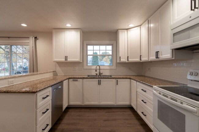 Foto del edificio - 5 Bed 2 Bath Home Available in Spokane Valley!