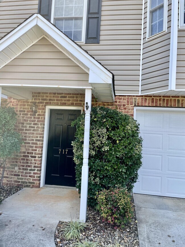 Building Photo - 717 Wyndhurst Dr