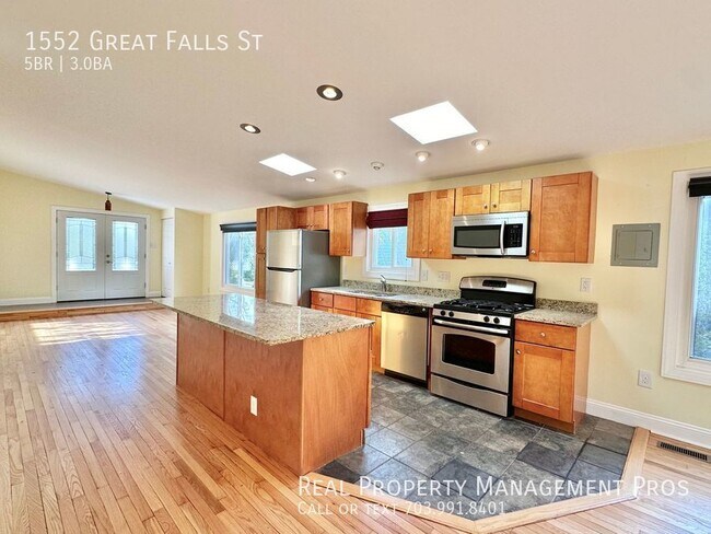 Building Photo - Bright & Beautiful McLean Home- Walk to Sh...