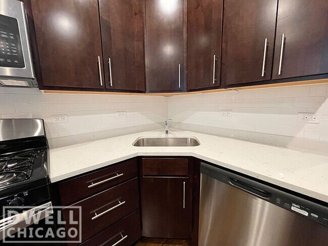 Building Photo - 728 W Briar Pl