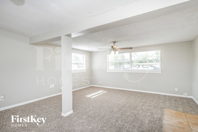 Foto del edificio - 493 Notre Dame Dr