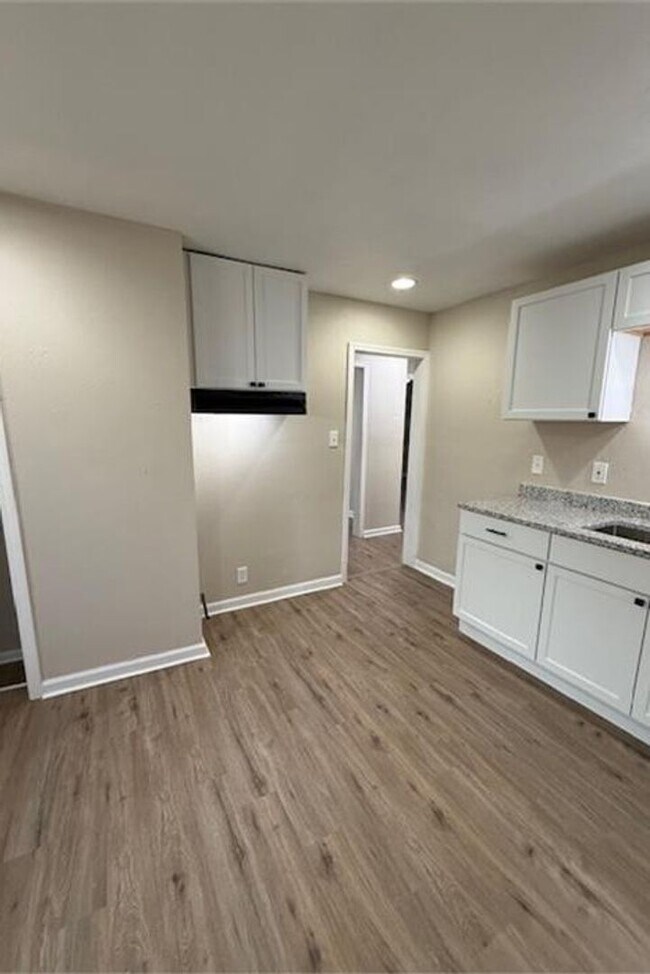 Building Photo - Renovated 3-Bedroom Home – We Welcome Sect...