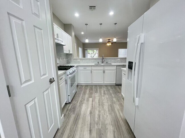 Foto del edificio - Inside the gated community townhouse
